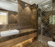 Вілла в Нуэва-Андалусія з терасою у поля для гольфа