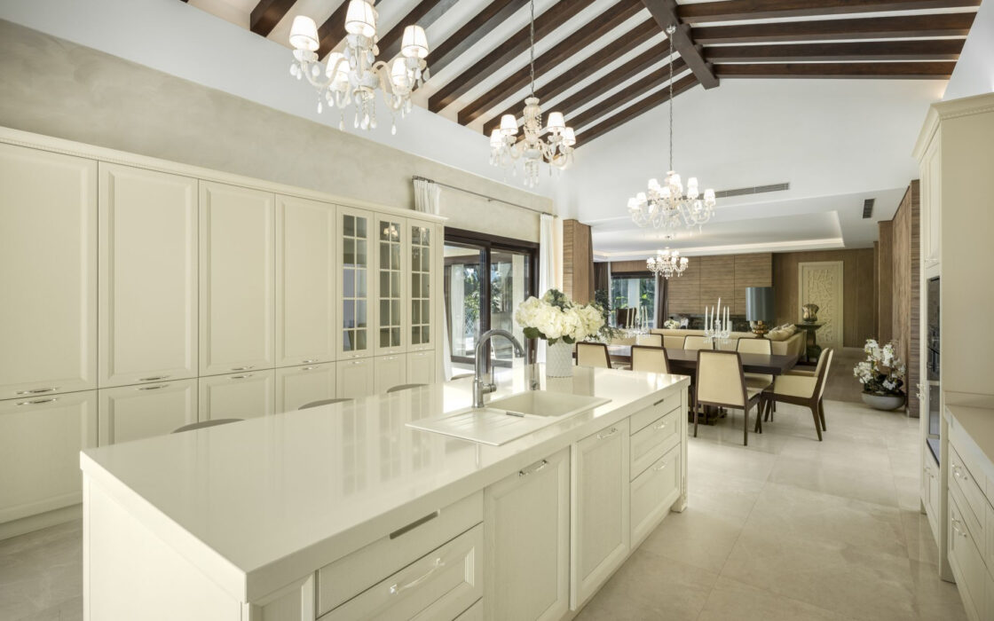 Вілла в Нуэва-Андалусія з терасою у поля для гольфа