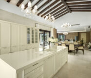 Вілла в Нуэва-Андалусія з терасою у поля для гольфа