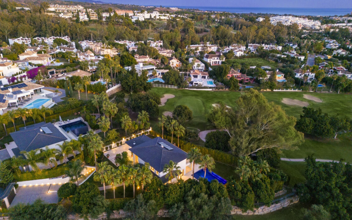 Вілла в Нуэва-Андалусія з терасою у поля для гольфа