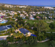 Вілла в Нуэва-Андалусія з терасою у поля для гольфа