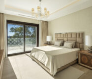 Вілла в Нуэва-Андалусія з терасою у поля для гольфа