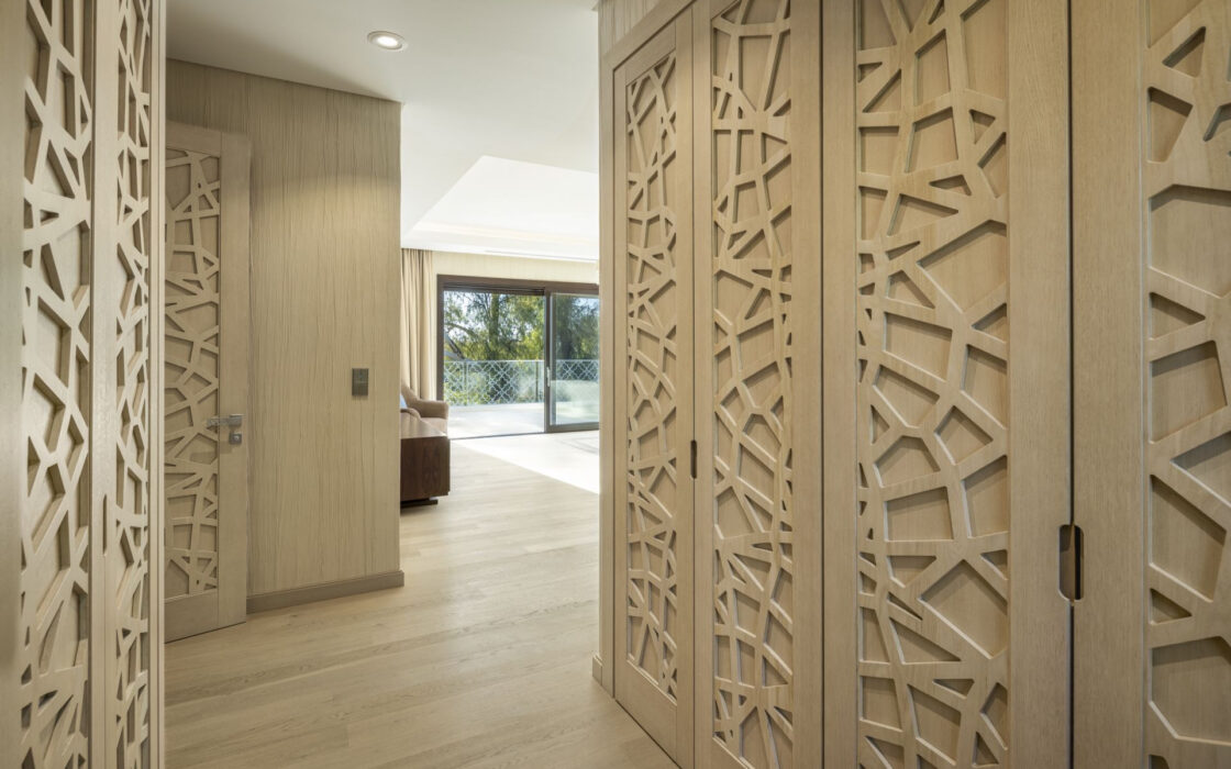 Вілла в Нуэва-Андалусія з терасою у поля для гольфа