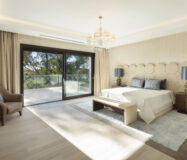 Вілла в Нуэва-Андалусія з терасою у поля для гольфа