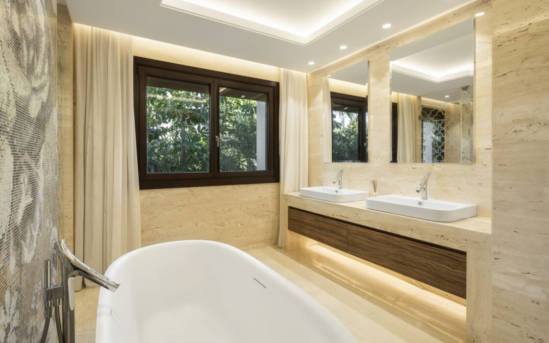 Вілла в Нуэва-Андалусія з терасою у поля для гольфа