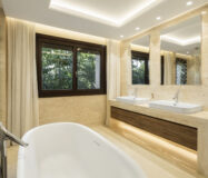 Вілла в Нуэва-Андалусія з терасою у поля для гольфа