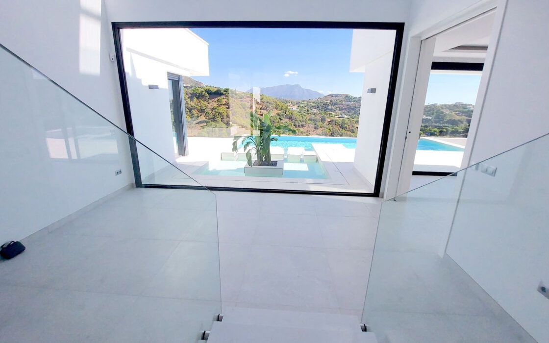 Новая вилла в Марбелье 786 кв.м с террасой и мебелью