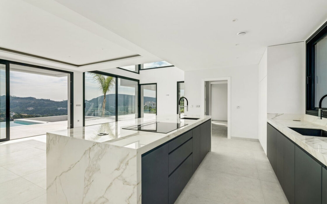 Новая вилла в Марбелье 786 кв.м с террасой и мебелью