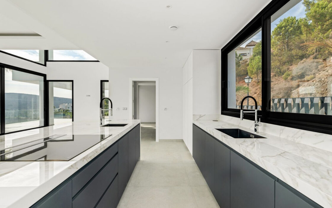 Новая вилла в Марбелье 786 кв.м с террасой и мебелью