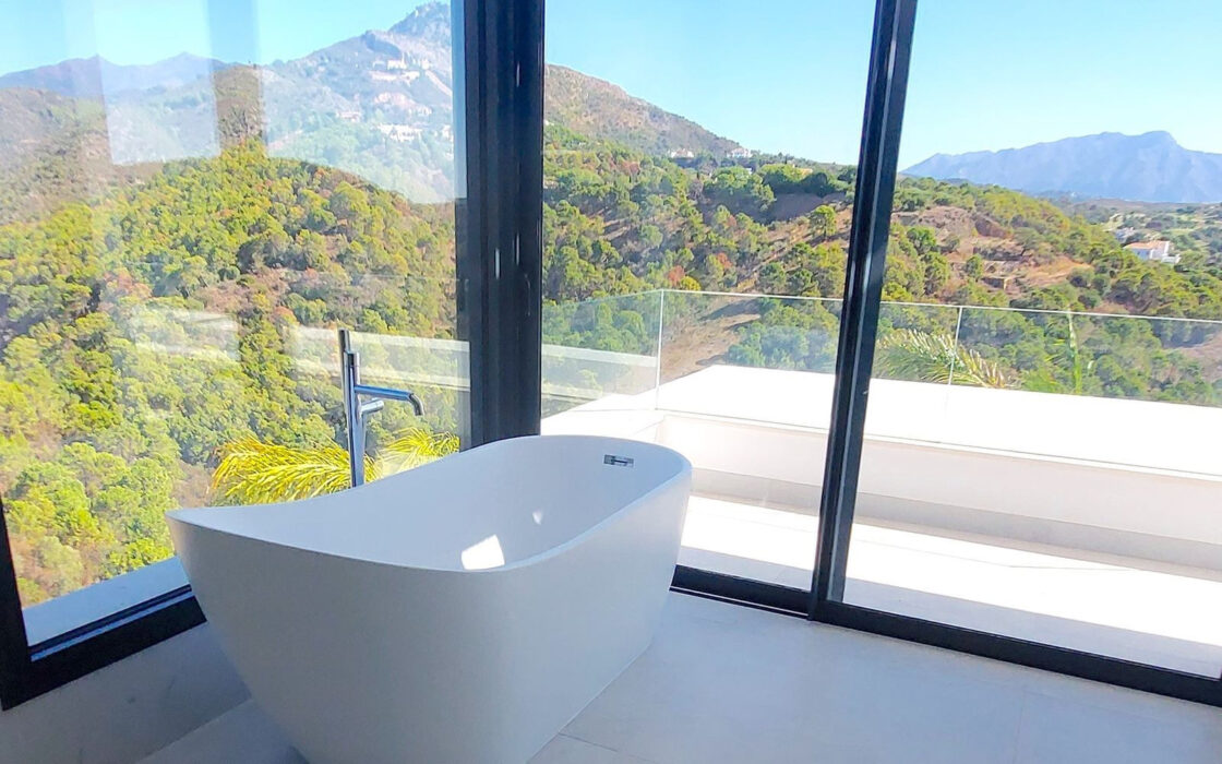 Новая вилла в Марбелье 786 кв.м с террасой и мебелью