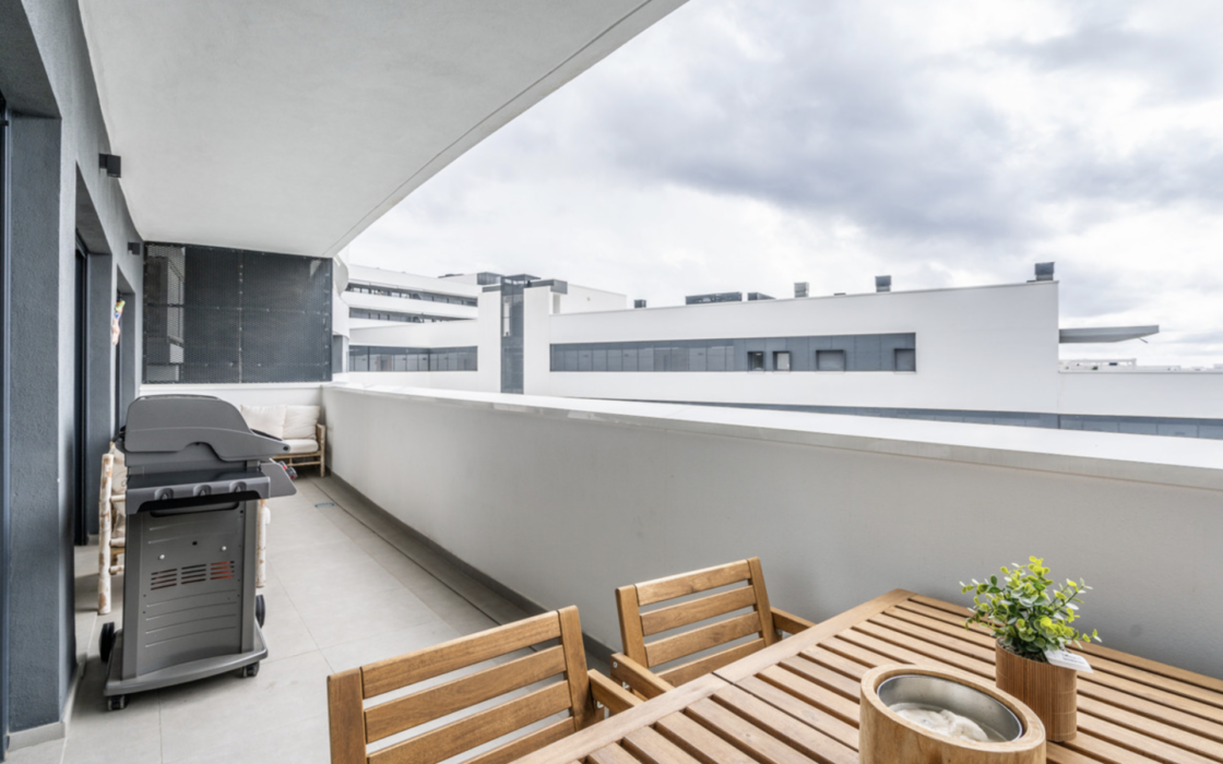 Сучасна квартира з терасою в Естепоні 115 кв.м 2 спальні