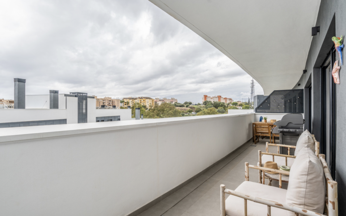 Сучасна квартира з терасою в Естепоні 115 кв.м 2 спальні