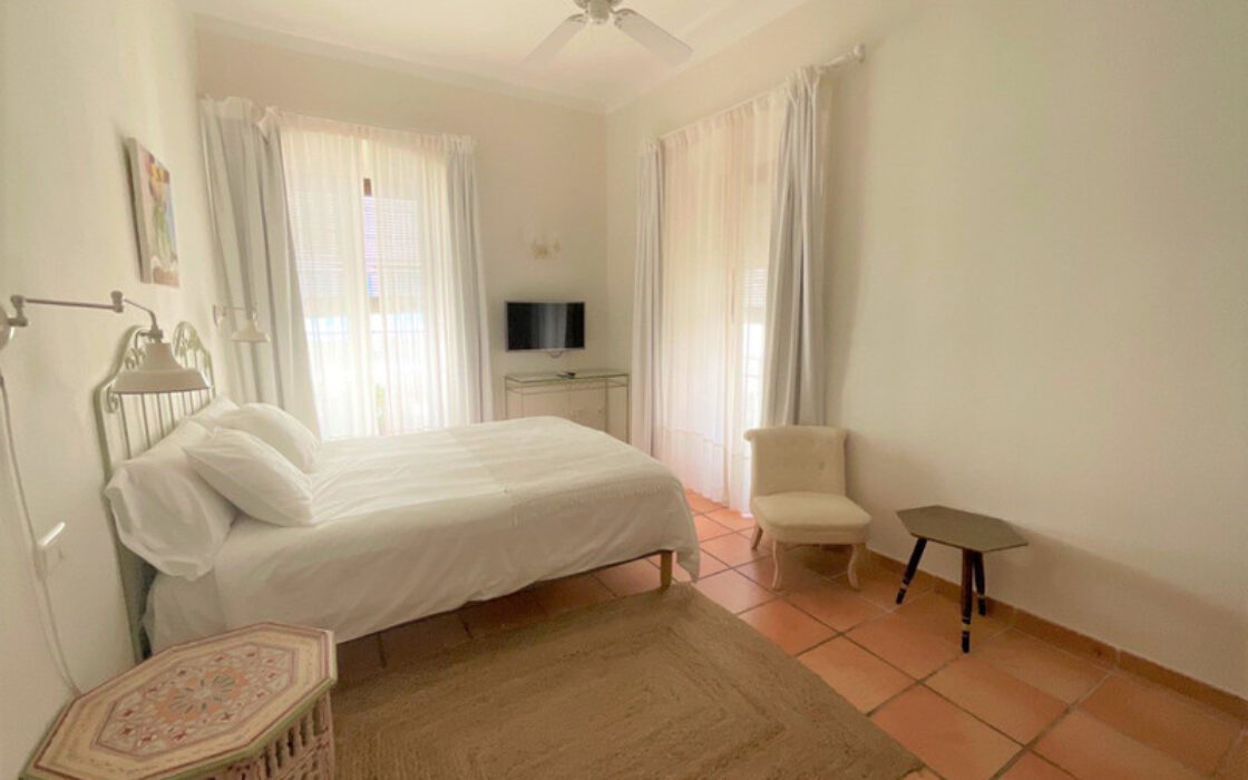 Отель в Марбелье 550 кв.м с террасой в Старом Городе