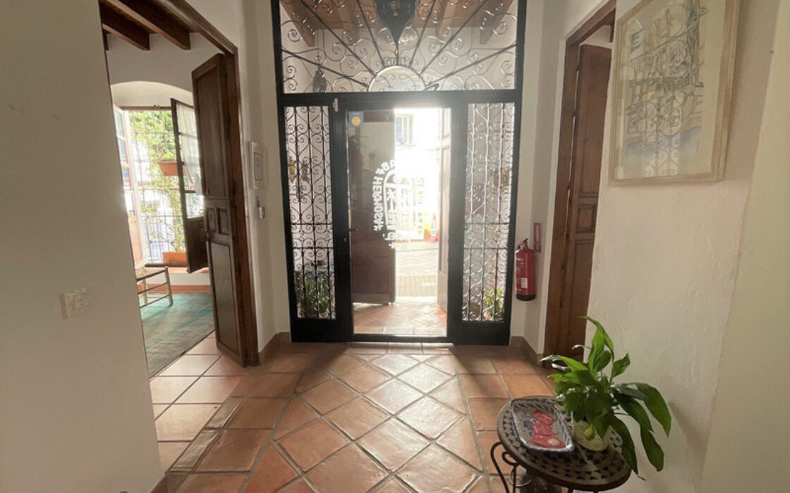 Отель в Марбелье 550 кв.м с террасой в Старом Городе