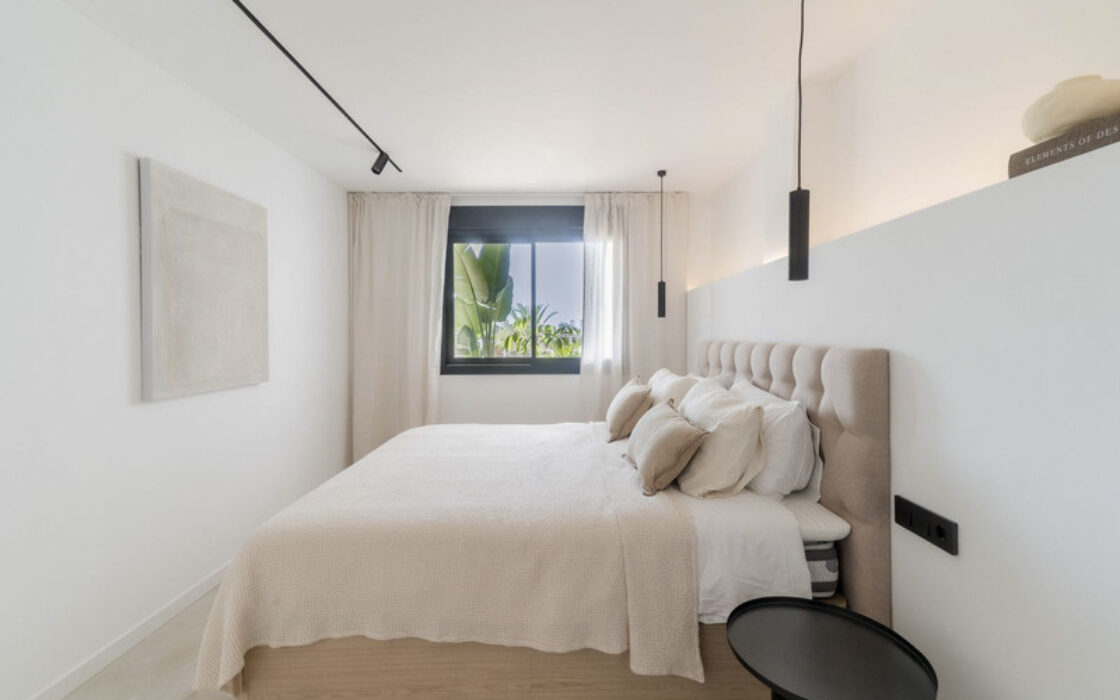 Дизайнерські апартаменти в Новій Андалусії з терасою 137 кв.м