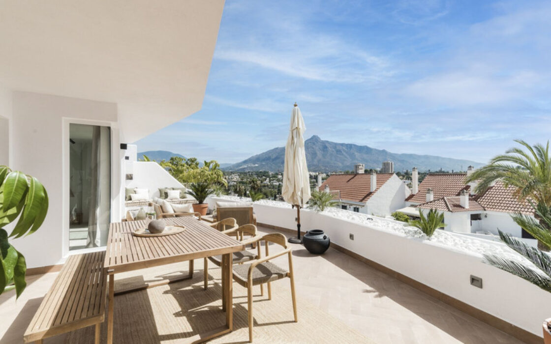 Дизайнерські апартаменти в Новій Андалусії з терасою 137 кв.м