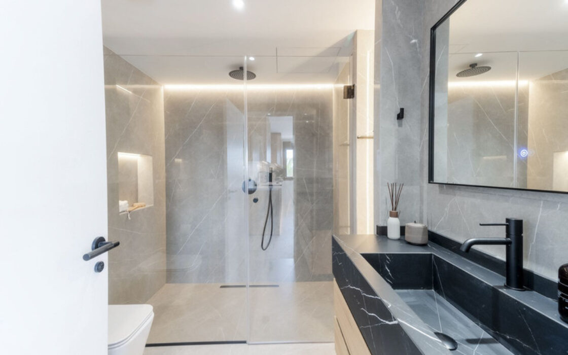 Дизайнерські апартаменти в Новій Андалусії з терасою 137 кв.м