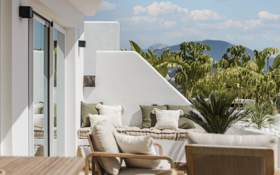 Дизайнерські апартаменти в Новій Андалусії з терасою 137 кв.м