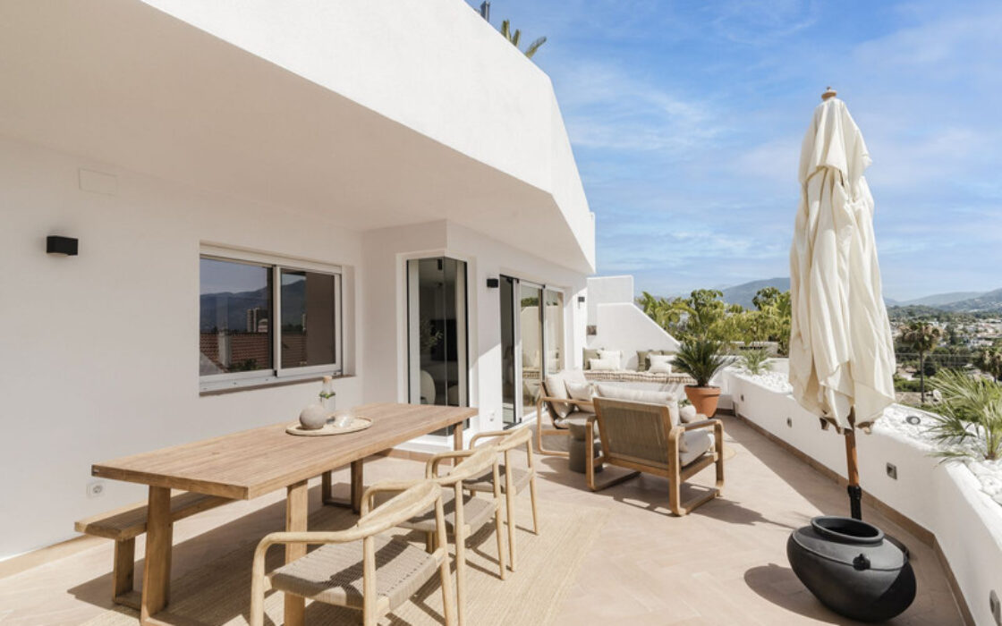 Дизайнерські апартаменти в Новій Андалусії з терасою 137 кв.м