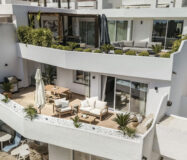 Дизайнерські апартаменти в Новій Андалусії з терасою 137 кв.м