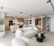 Дизайнерські апартаменти в Новій Андалусії з терасою 137 кв.м