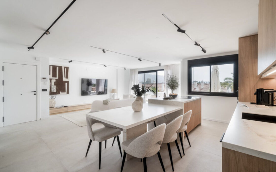 Дизайнерські апартаменти в Новій Андалусії з терасою 137 кв.м