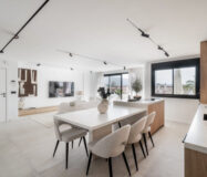 Дизайнерські апартаменти в Новій Андалусії з терасою 137 кв.м