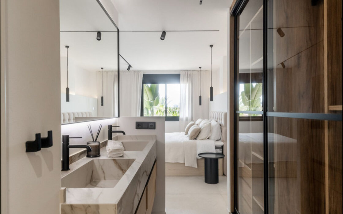 Дизайнерські апартаменти в Новій Андалусії з терасою 137 кв.м