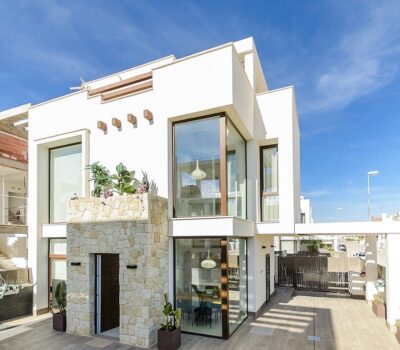 Нова вілла з басейном в Плайя Хонда 126 кв.м біля моря