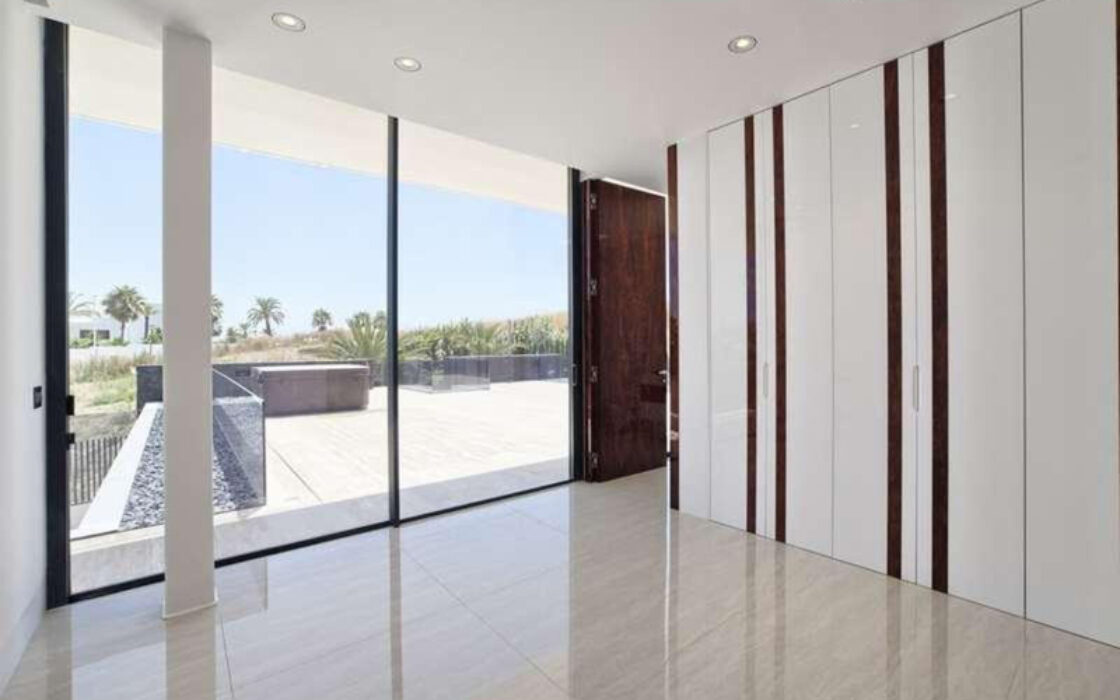 Нова вілла в Іспанії, 671 кв.м, тераса, біля моря