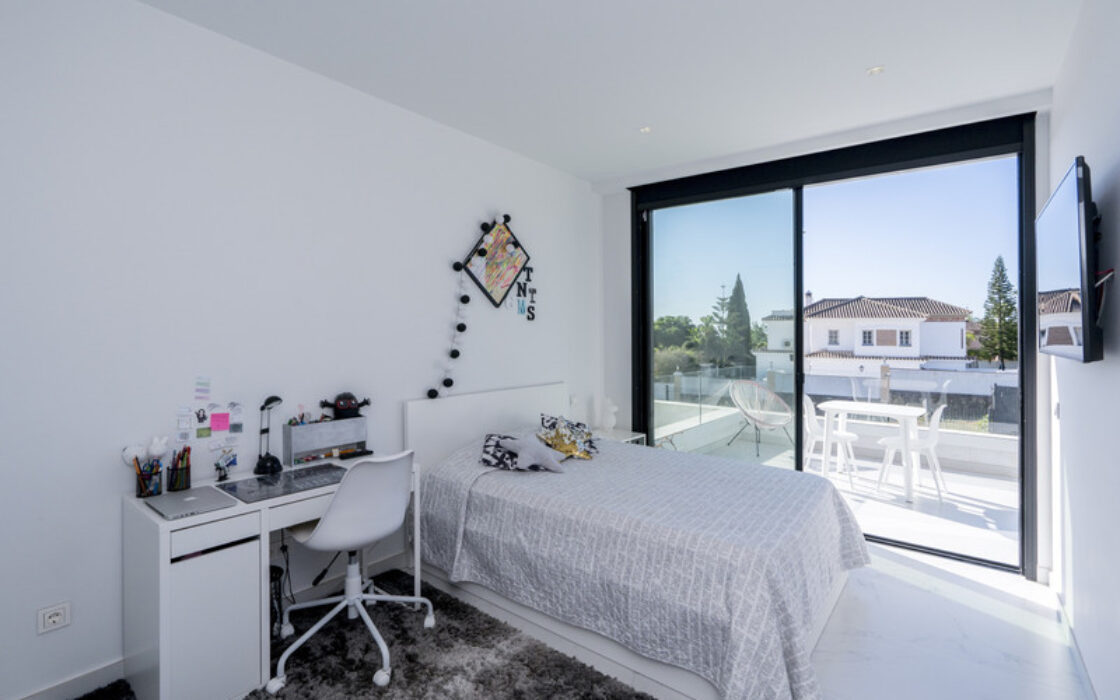 Вилла с 4 спальнями в Бель-Эре, новая, 200 кв.м, терраса