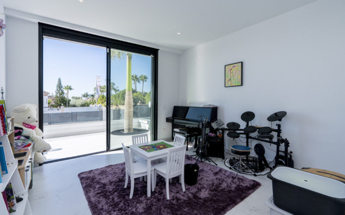 Вилла с 4 спальнями в Бель-Эре, новая, 200 кв.м, терраса