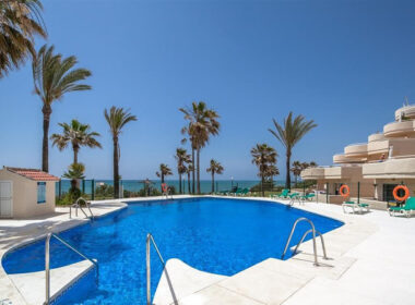 Апартаменти 77 кв.м на першій лінії пляжу в Естепоні