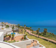 Апартаменти 77 кв.м на першій лінії пляжу в Естепоні