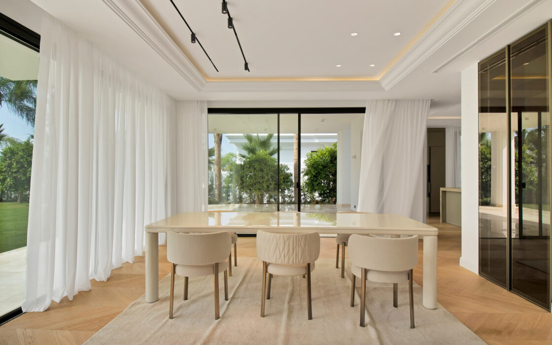 Просторные виллы на Золотой Миле с 6 спальнями и террасой