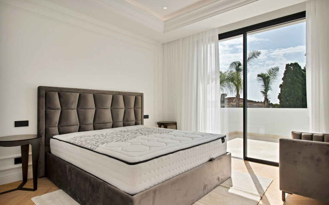 Просторные виллы на Золотой Миле с 6 спальнями и террасой