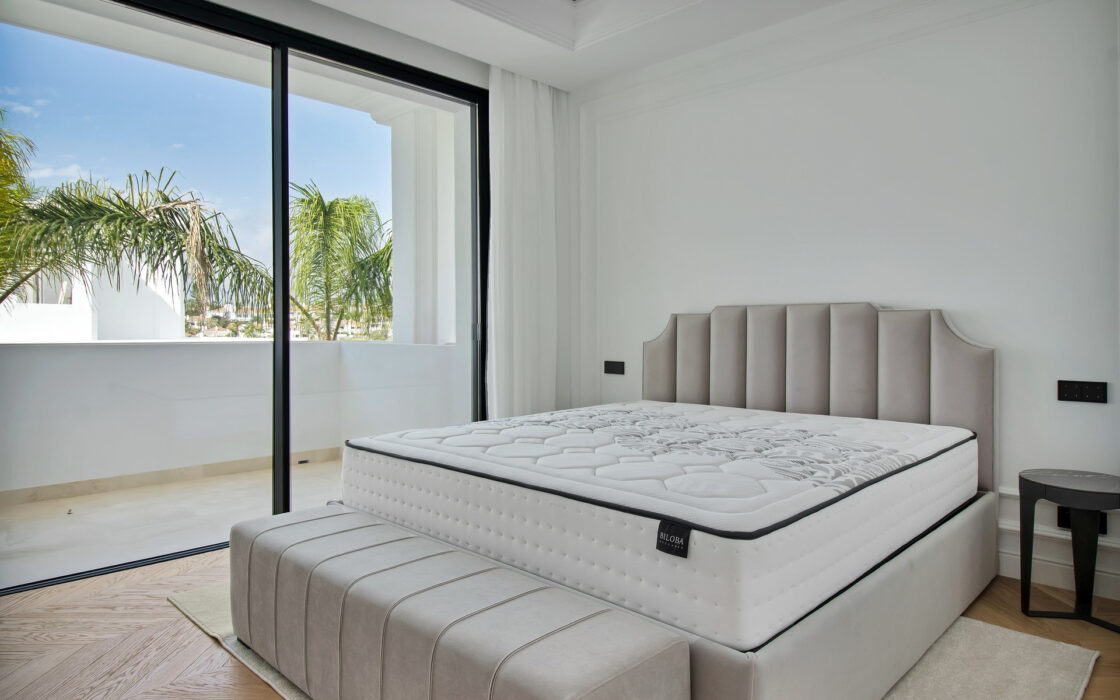 Просторные виллы на Золотой Миле с 6 спальнями и террасой