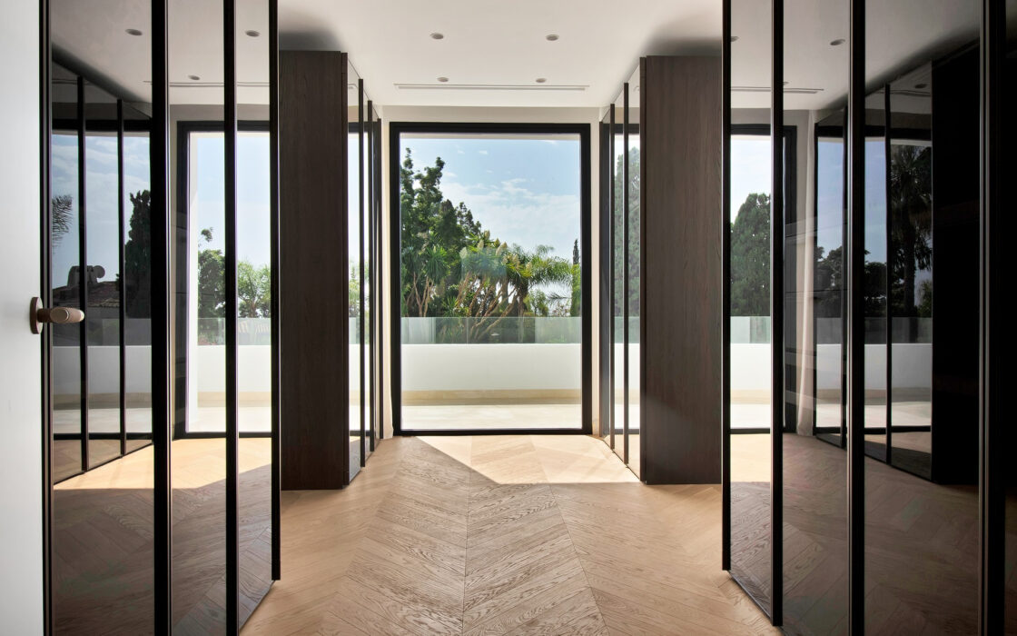 Просторные виллы на Золотой Миле с 6 спальнями и террасой