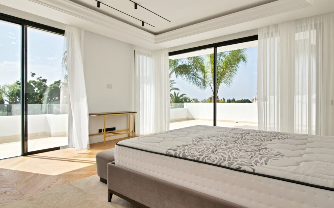 Просторные виллы на Золотой Миле с 6 спальнями и террасой