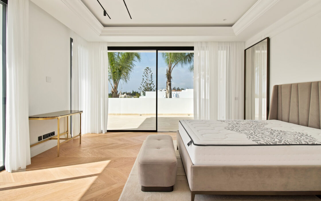 Просторные виллы на Золотой Миле с 6 спальнями и террасой