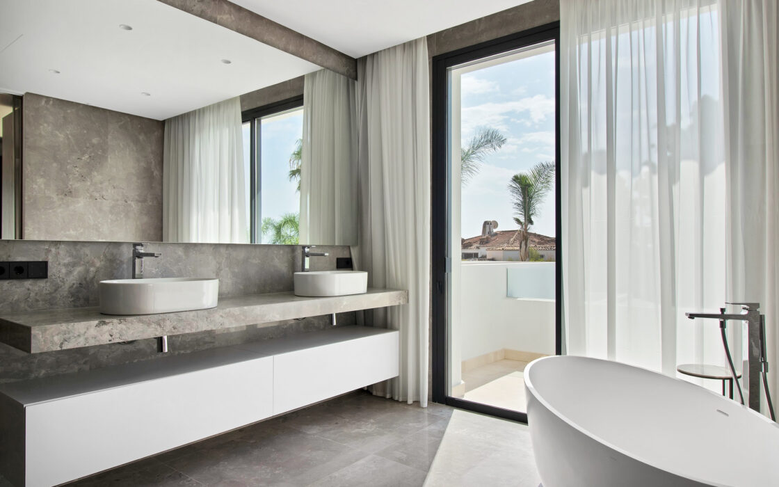 Просторные виллы на Золотой Миле с 6 спальнями и террасой