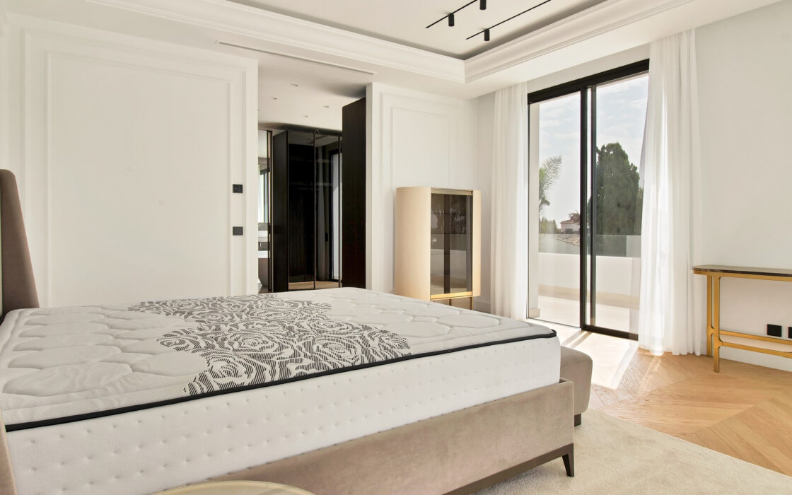 Просторные виллы на Золотой Миле с 6 спальнями и террасой