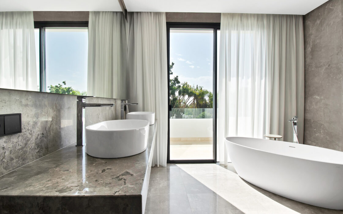 Просторные виллы на Золотой Миле с 6 спальнями и террасой