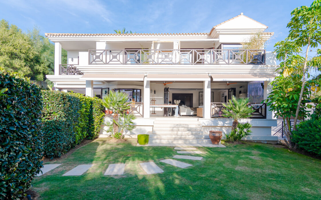 Вилла в Golf Valley, 429 кв.м, с террасой и видом на горы