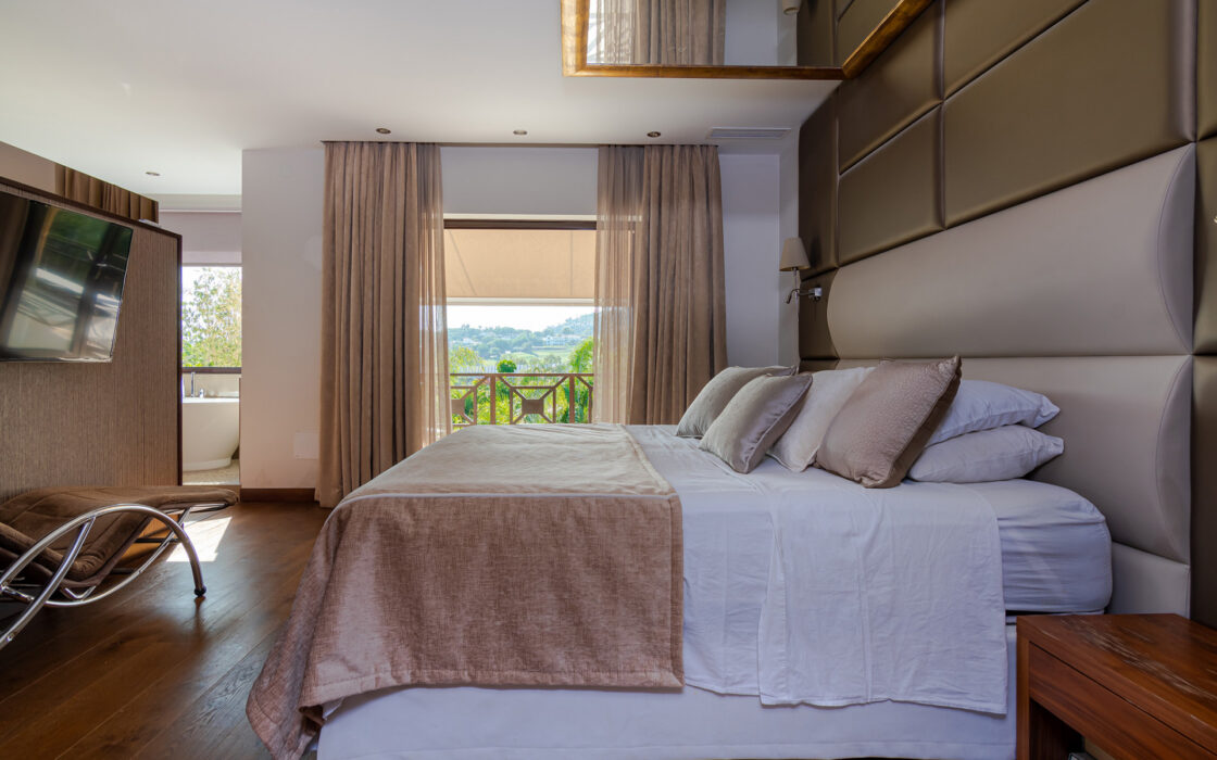 Вилла в Golf Valley, 429 кв.м, с террасой и видом на горы