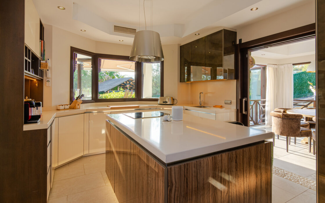 Вилла в Golf Valley, 429 кв.м, с террасой и видом на горы