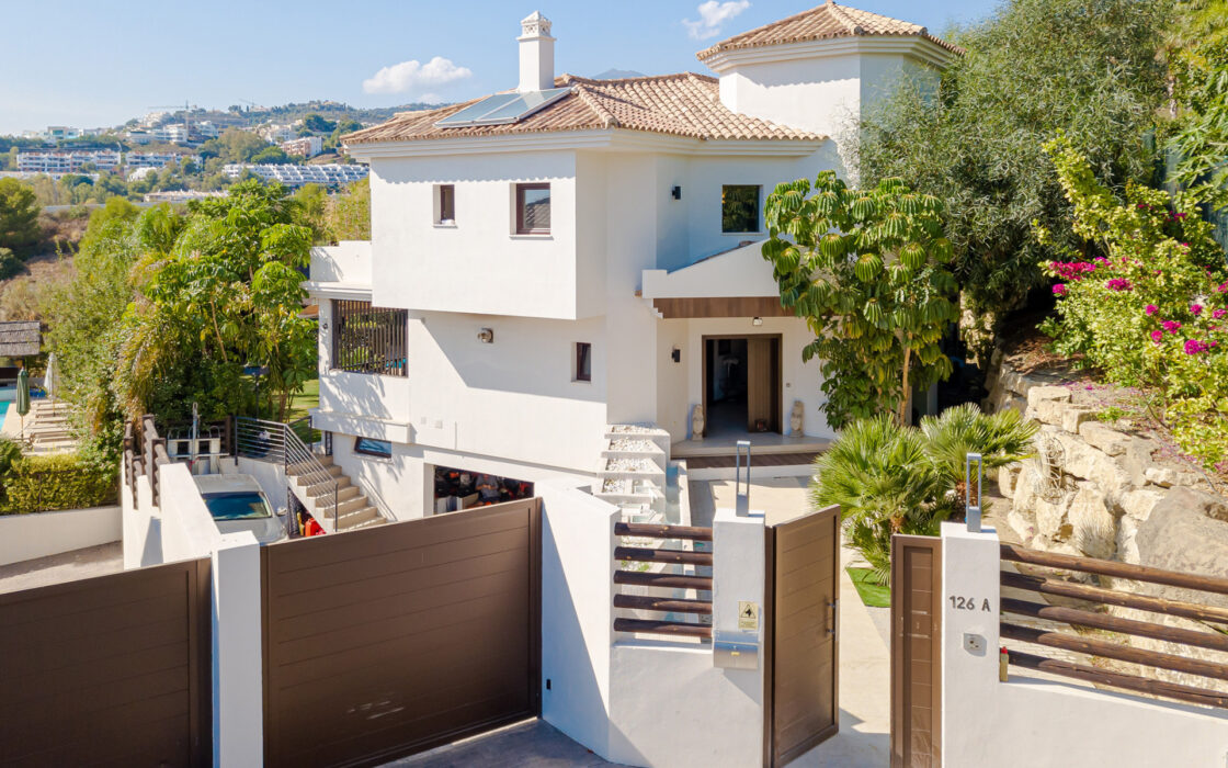 Вилла в Golf Valley, 429 кв.м, с террасой и видом на горы