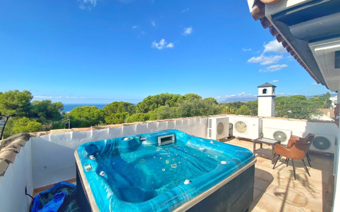 Просторная вилла 436 кв.м в центре Марбельи с террасой