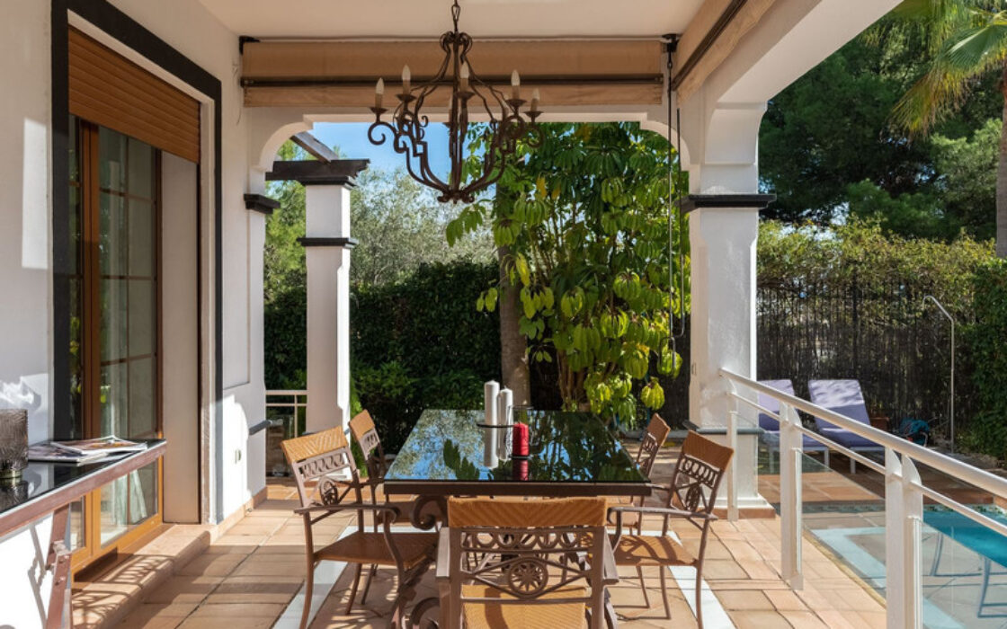 Просторная вилла 436 кв.м в центре Марбельи с террасой