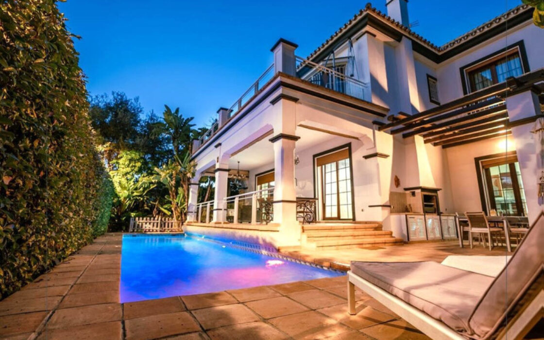 Просторная вилла 436 кв.м в центре Марбельи с террасой